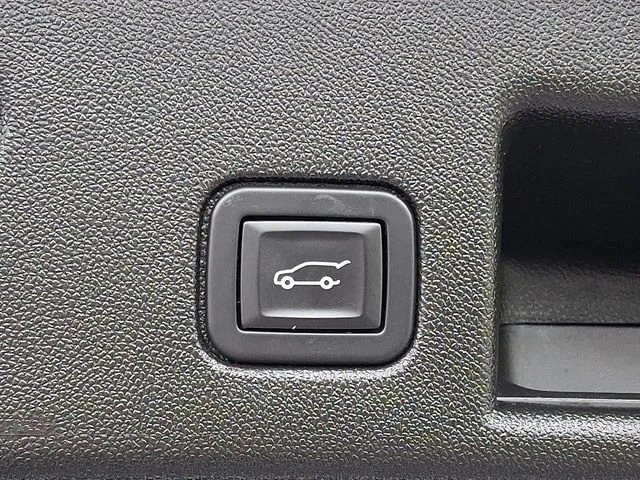 Used 2018 Silver Chevrolet LT image 29