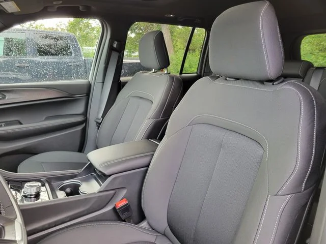 New 2026 Bright White Clear-Coat Exterior Paint Jeep Laredo X image 15