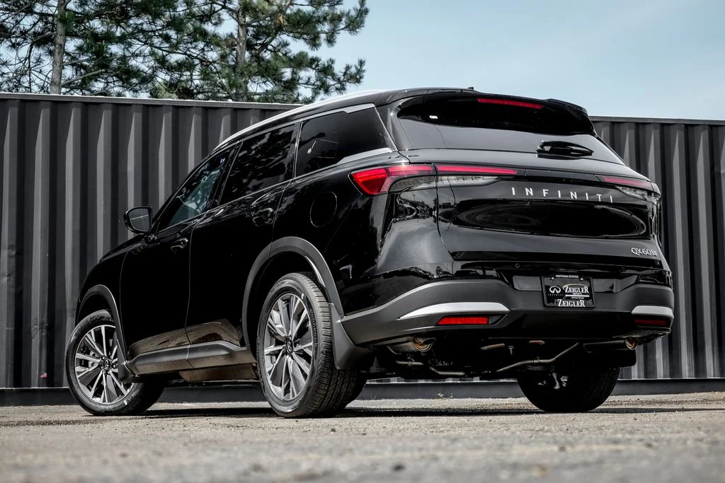 New 2027 MINERAL BLACK INFINITI Luxe AWD image 2