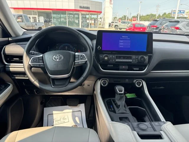 Used 2025 Silver Toyota XLE image 8