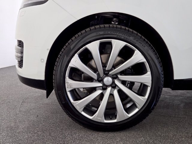 Used 2025 White Land Rover SE image 9