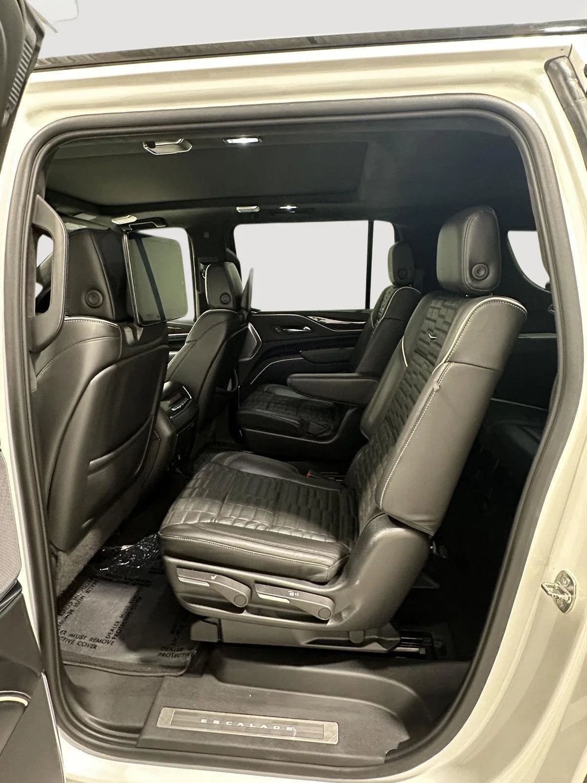 Used 2023 Crystal White Tricoat Cadillac Sport Platinum image 24
