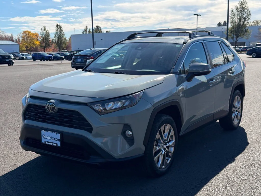 Used 2019 Lunar Toyota XLE Premium image 4