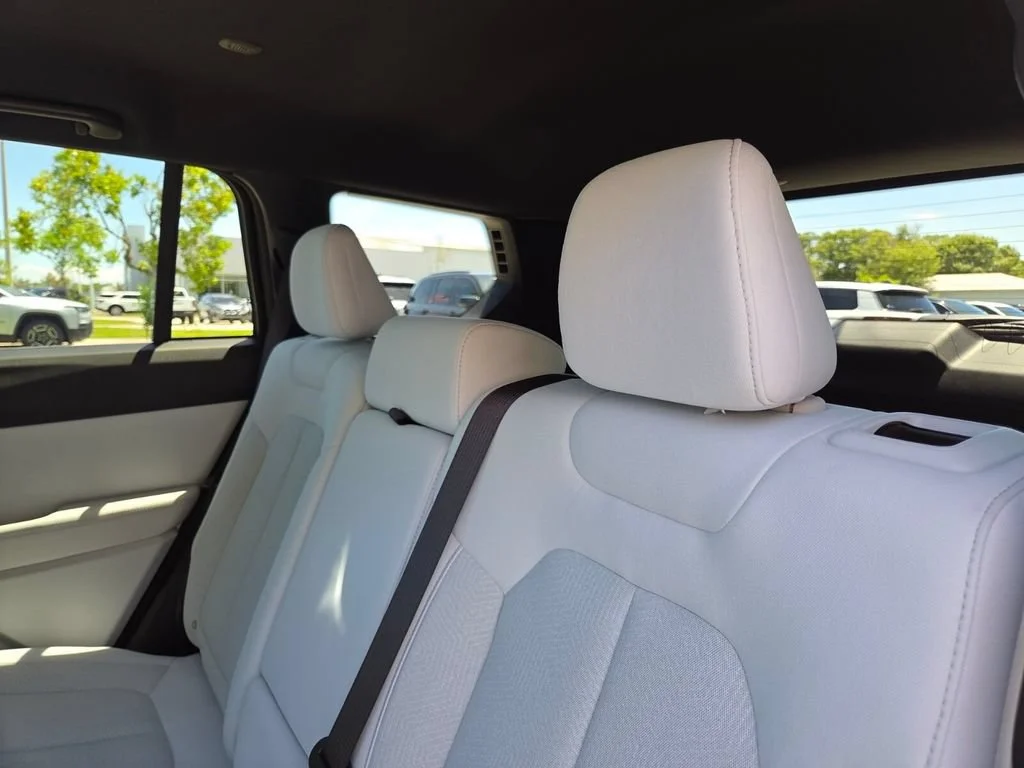 New 2026 Diamond Black Crystal Pearlcoat Jeep Laredo image 21