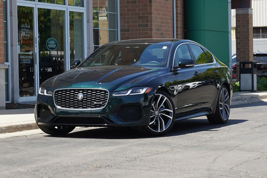 Used 2024 Green Jaguar R-Dynamic SE image 1