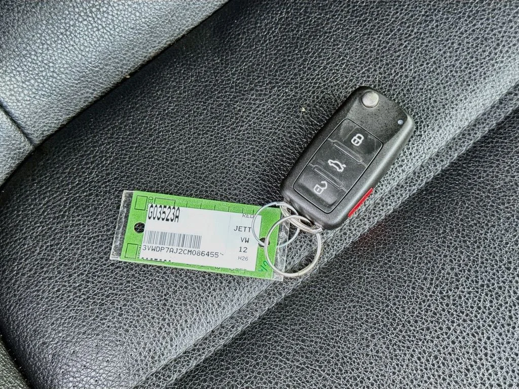 Used 2012 Red Volkswagen 2.5L SE image 33