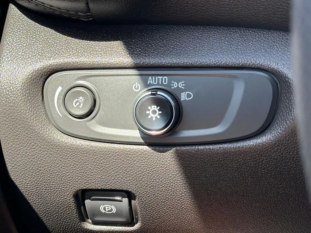 Used 2022 Summit White Chevrolet LT image 28