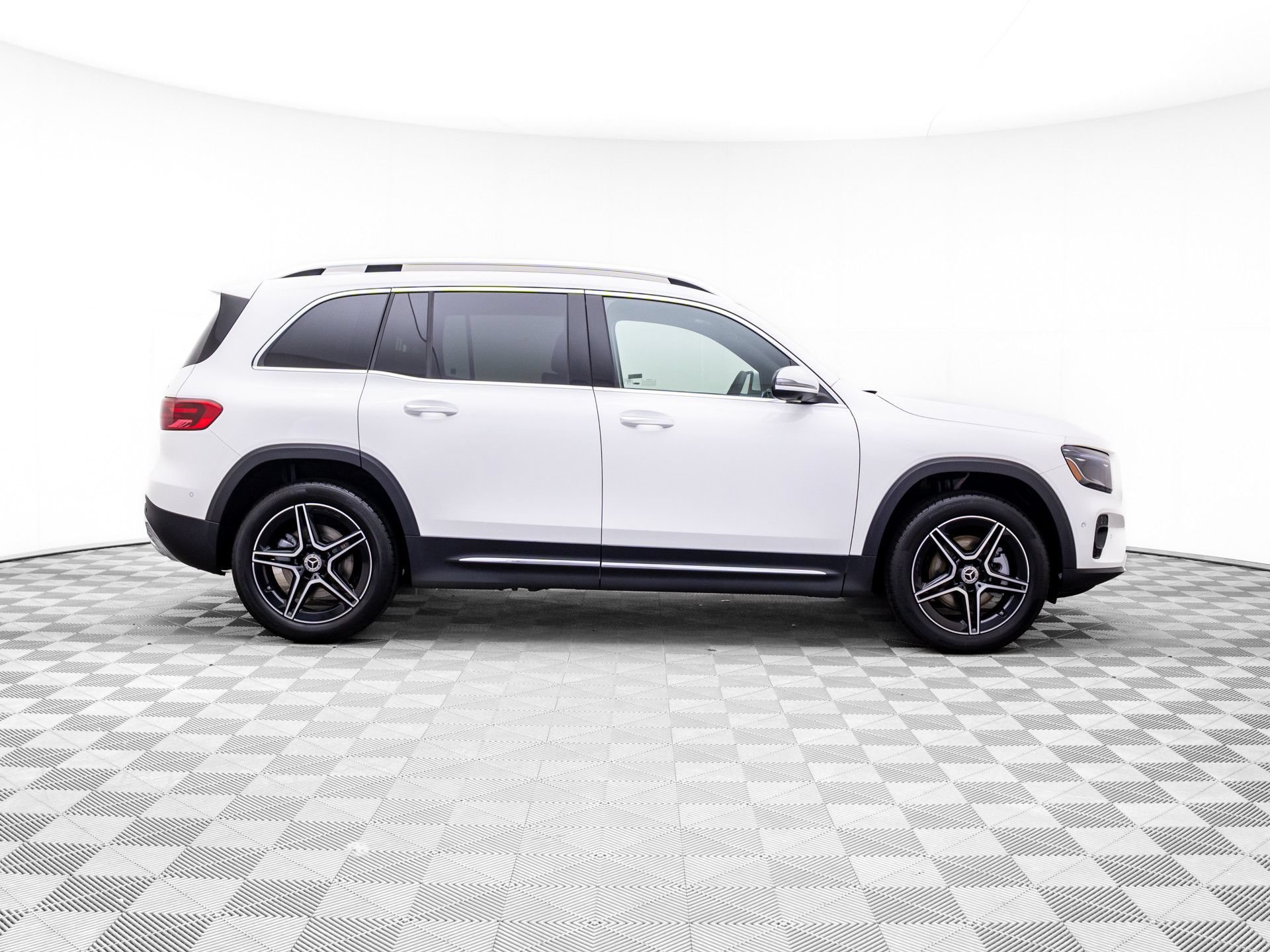 New 2026 Polar White Mercedes-Benz GLB 250 image 42