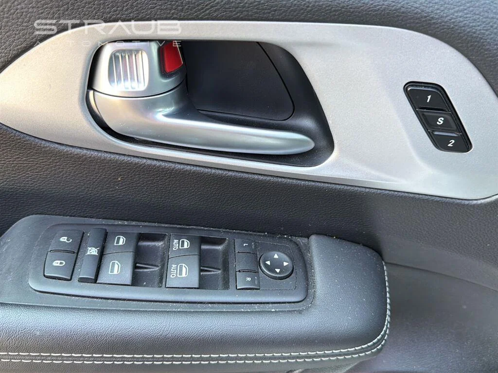 Used 2024 Silver Mist Clearcoat Chrysler Touring L image 12