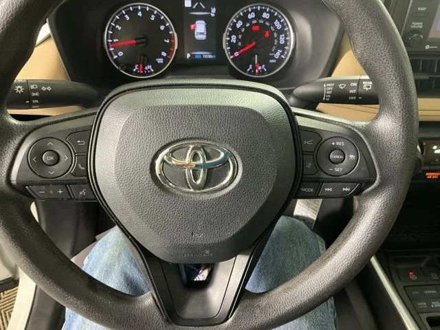 Used 2022 White Toyota LE image 25