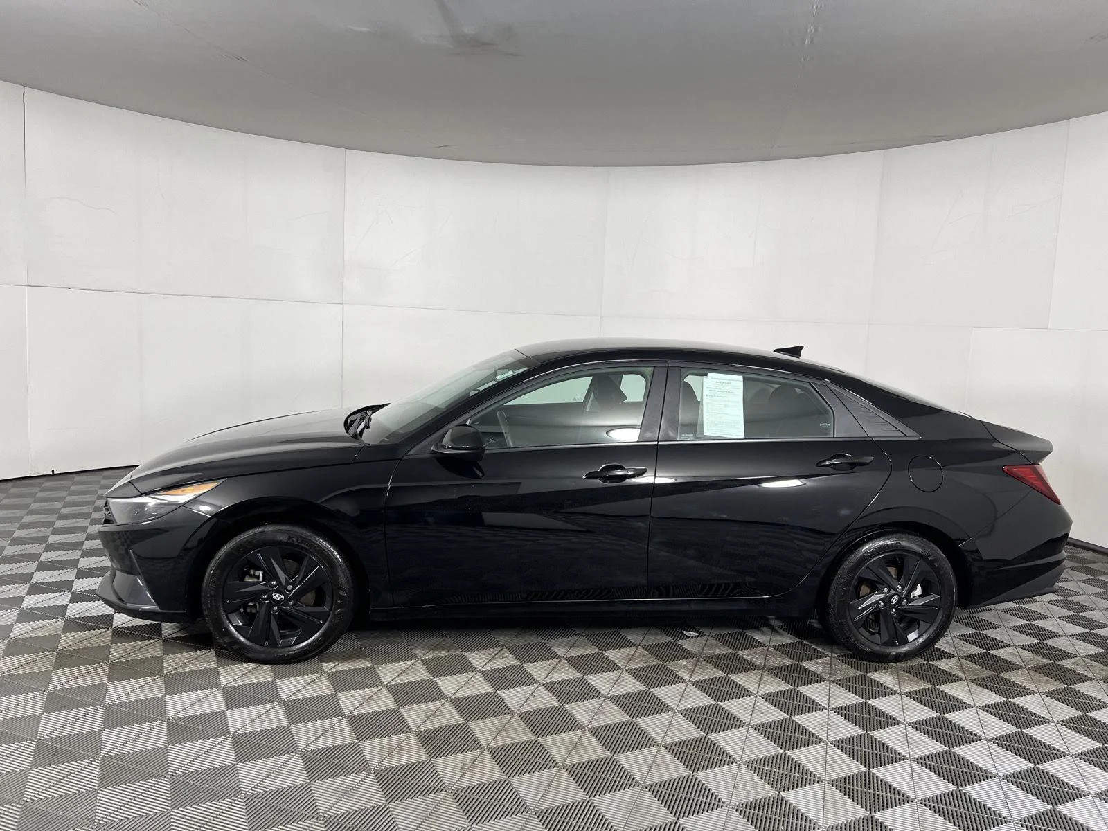 Used 2023 Phantom Black Hyundai SEL image 5