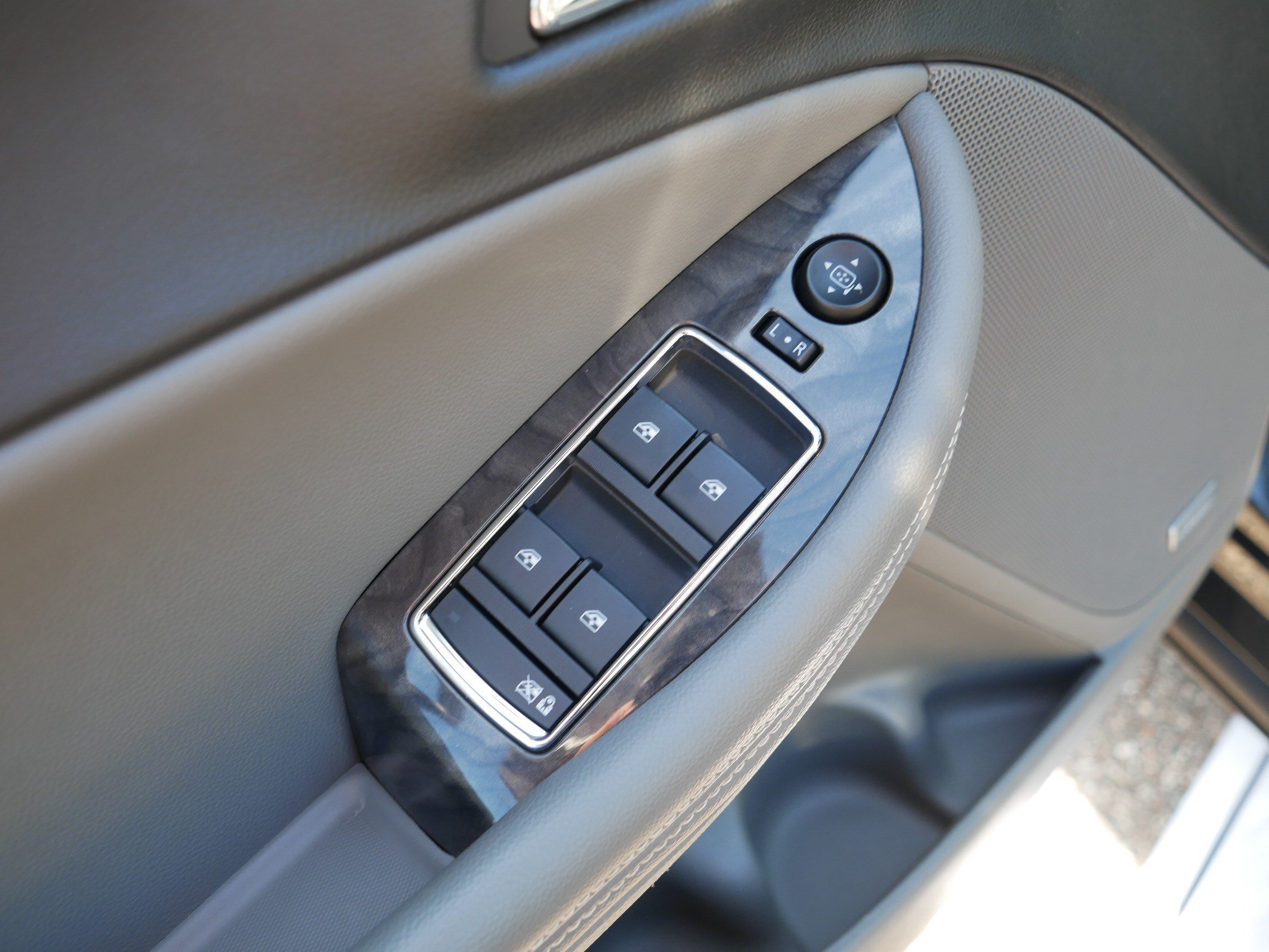 Used 2014 Ashen Gray Metallic Chevrolet LTZ image 19