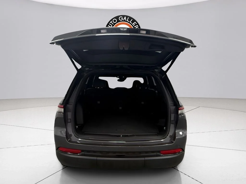 Used 2023 Gray Jeep Altitude X image 9