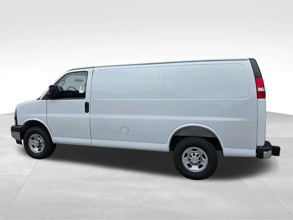 Used 2025 Summit White Chevrolet WT image 4