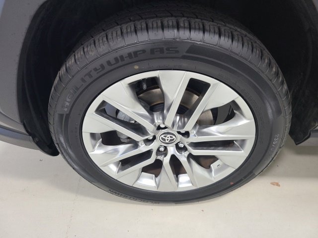 Used 2020 Midnight Black Metallic Toyota XLE Premium image 39