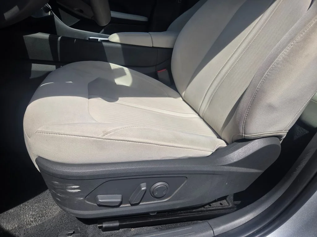 Used 2025 Silver Hyundai SEL image 10