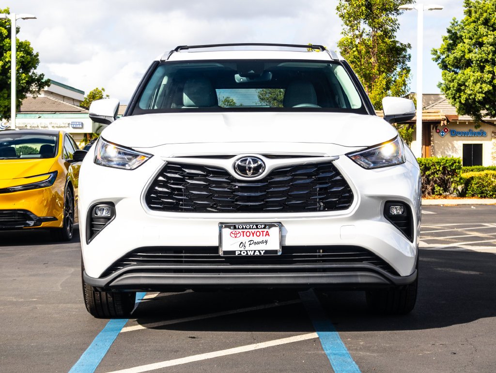 New 2026 Wind Chill Pearl <sup>1</sup> Toyota  XLE image 2