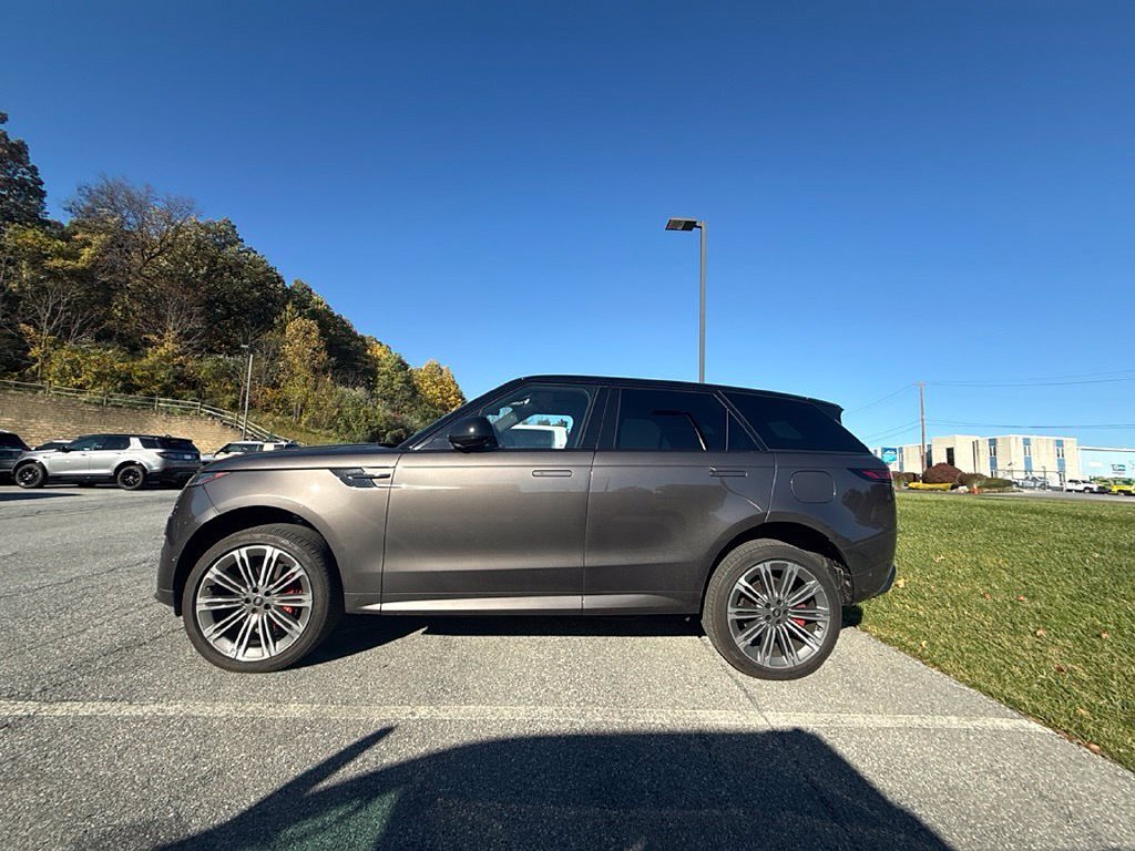 Certified Used 2025  Land Rover Dynamic SE image 3