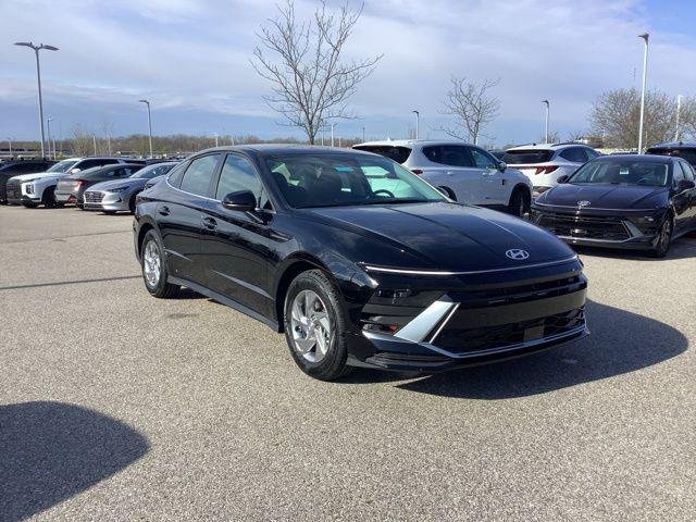 New 2026 Abyss Black Hyundai SE image 3