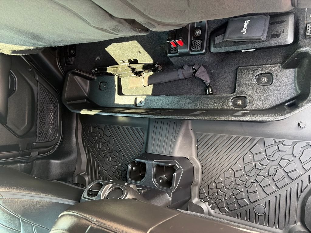 Used 2020 Crystal Metallic Jeep Overland image 39