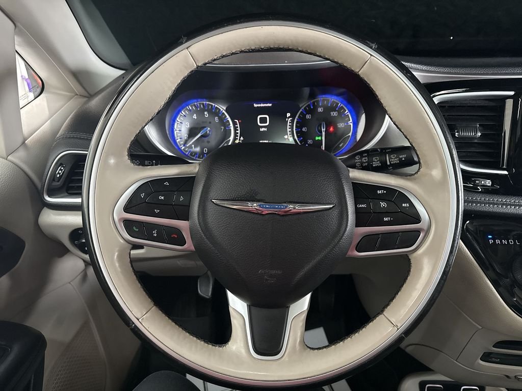 Used 2018 Bright White Clearcoat Chrysler Limited image 22