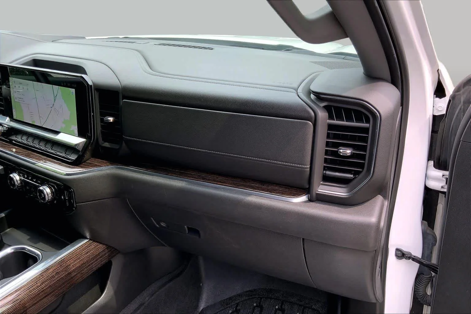 Used 2024 Summit White GMC Elevation image 19