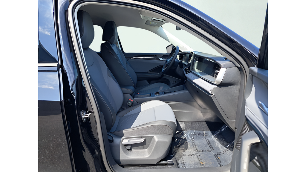 2025 Volkswagen Tiguan SE - Photo 16