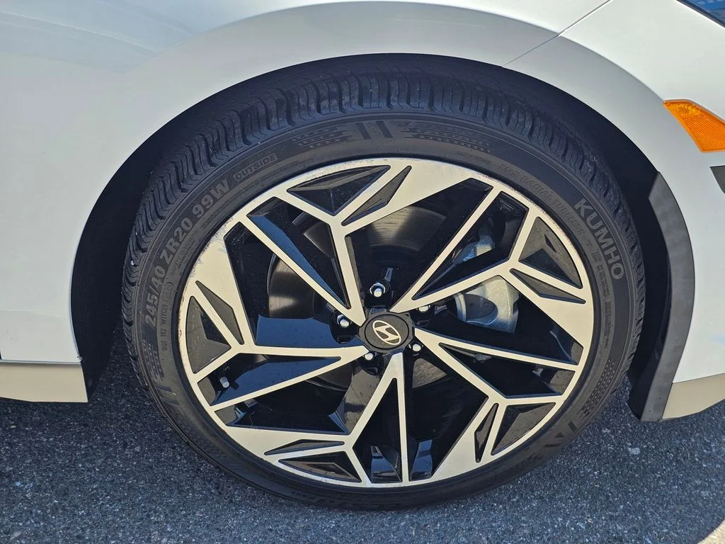 Used 2023 White Hyundai SEL image 9