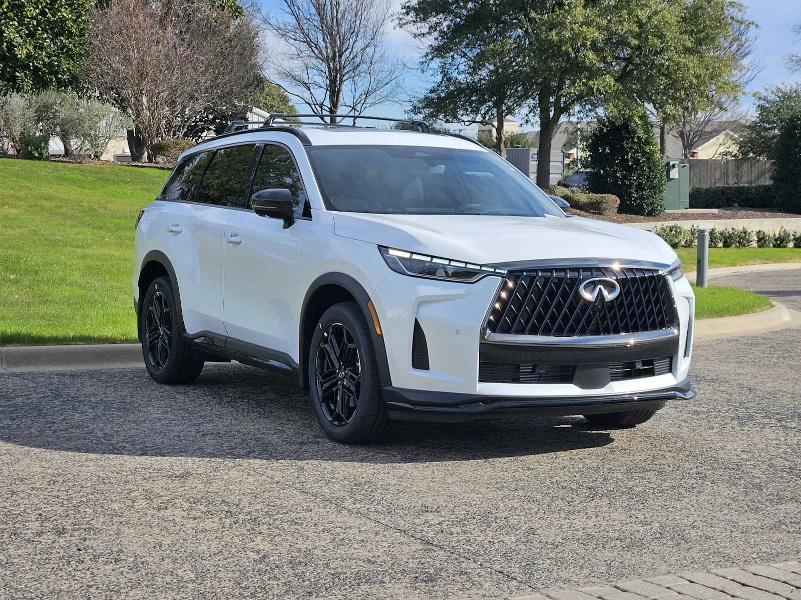 New 2026 RADIANT WHITE INFINITI Sport AWD image 2