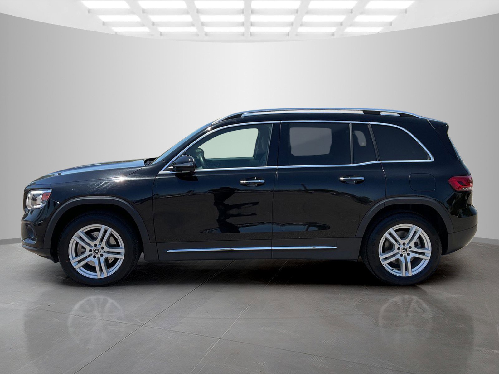 Used 2023 Black Mercedes-Benz GLB 250 image 2
