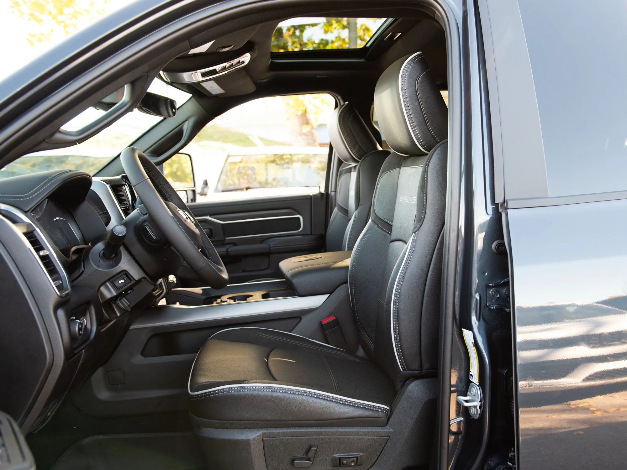 New 2027 Blue RAM Laramie Night* Mega Cab 4x4, Sunroof, Heated Leather, 5th Wheel Prep image 23