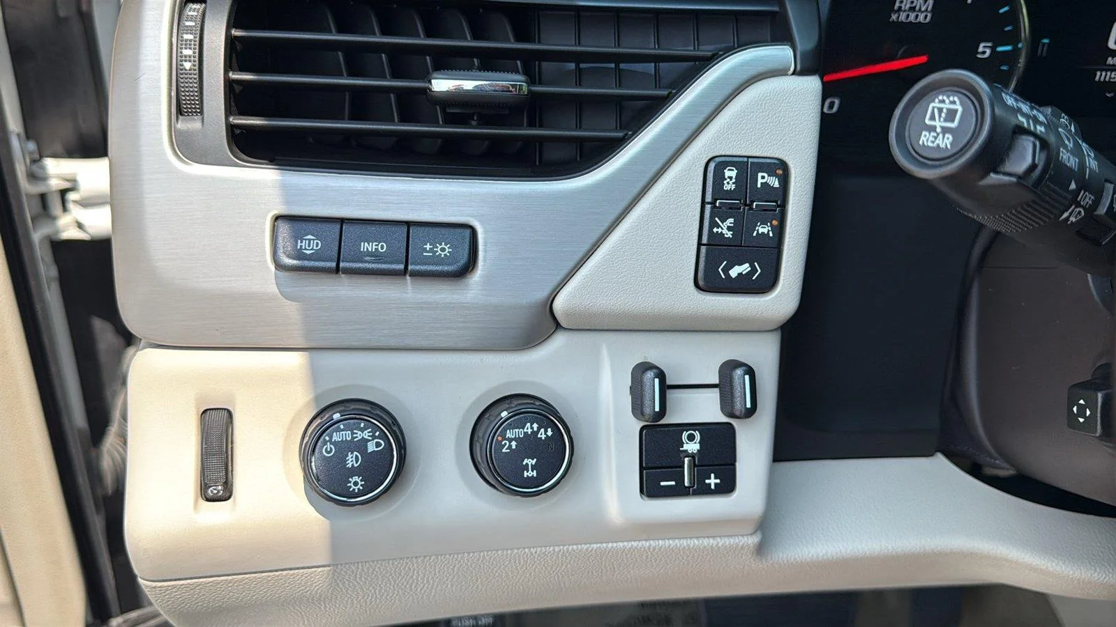Used 2019 White Frost Tricoat GMC Denali image 21