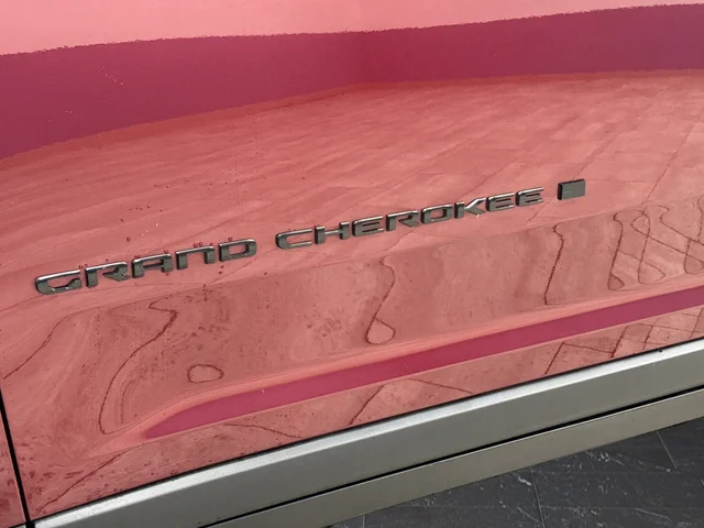 Used 2023 Velvet Jeep Altitude X image 32