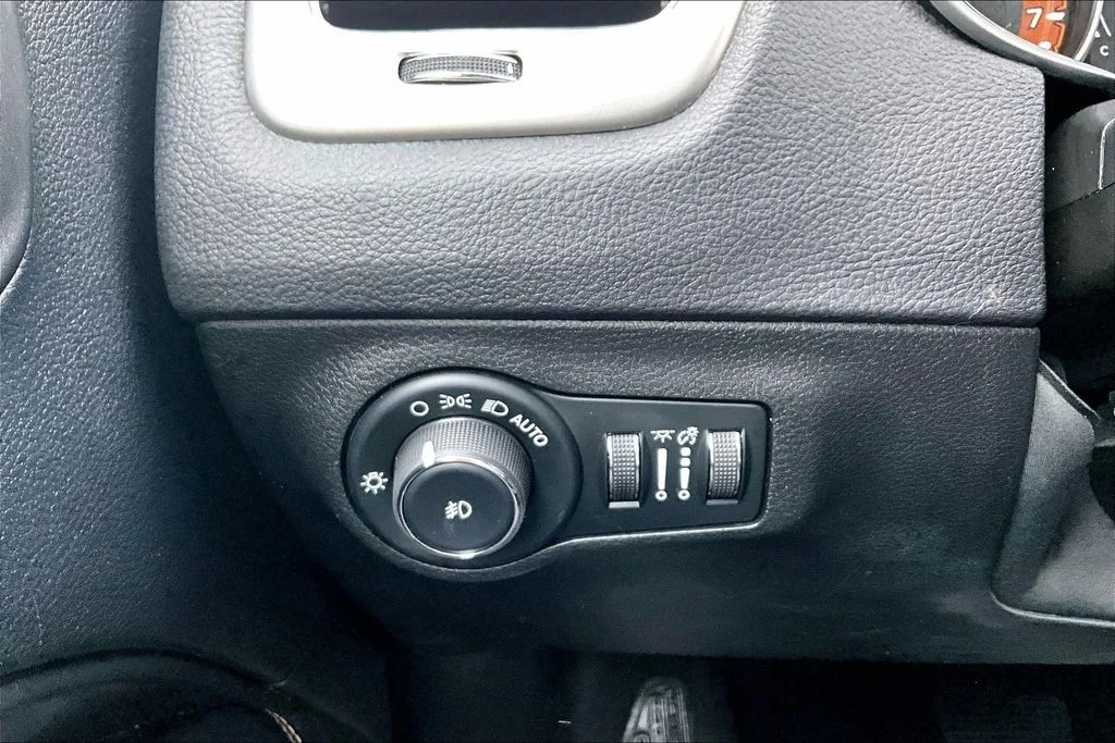 Certified Used 2019 Silver Jeep Latitude image 15