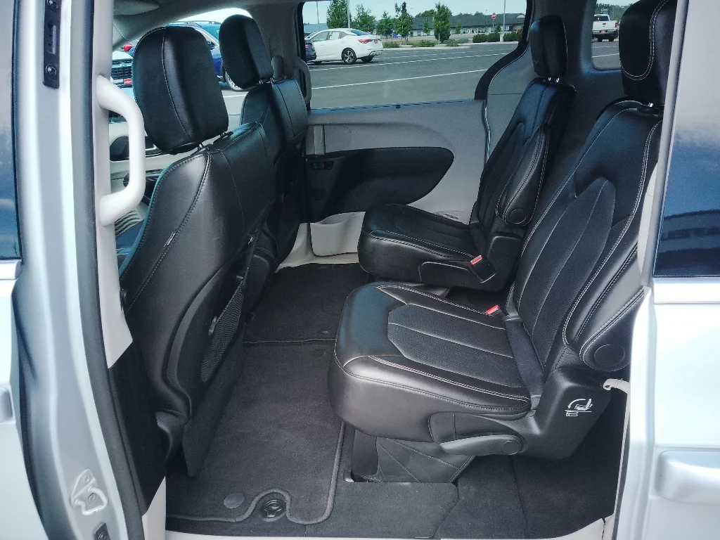 Used 2024 Silver Mist Clearcoat Chrysler Touring L image 10