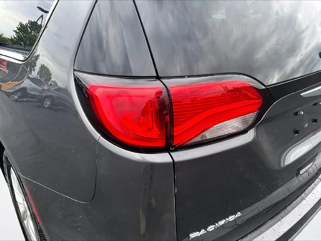 Used 2019 Gray Chrysler Touring L image 28