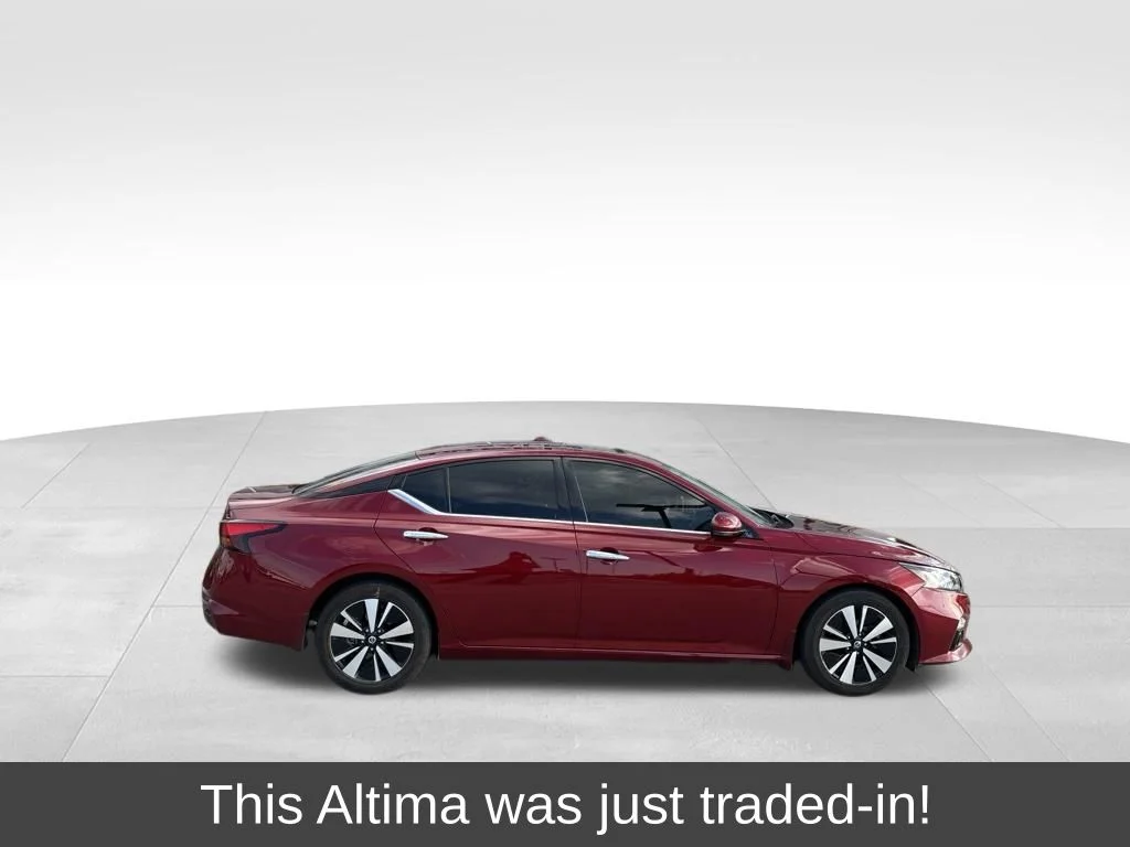 Used 2020 Red Nissan 2.5 SL image 1