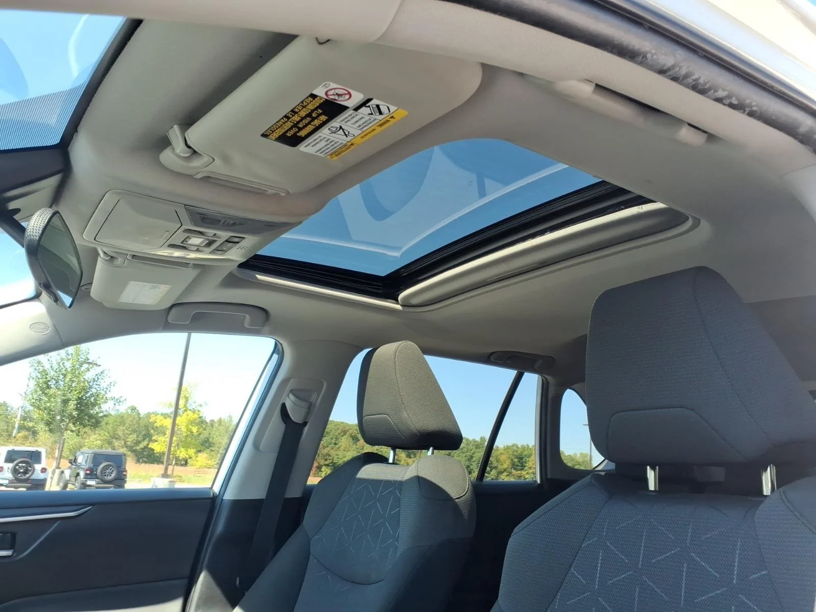 Used 2022  Toyota XLE image 9