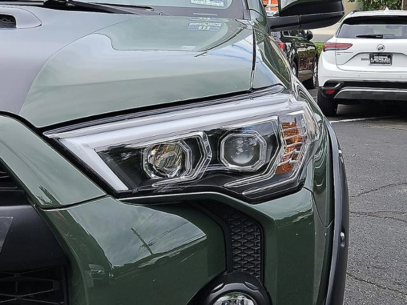 Used 2020 Hunter Green Toyota  image 27