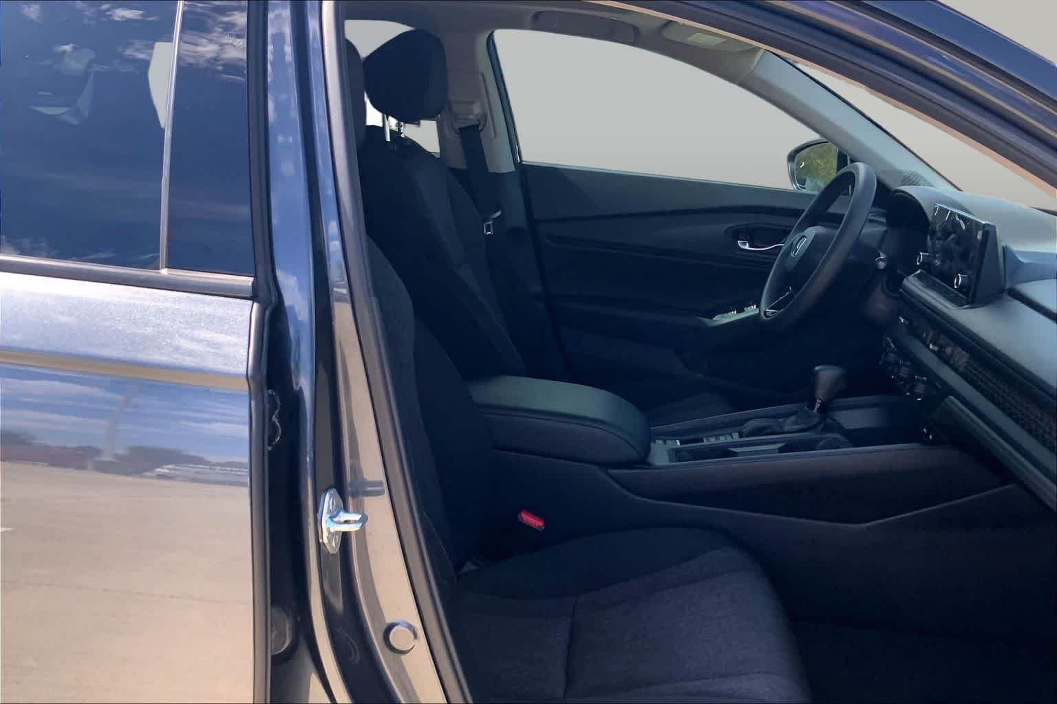 Used 2025 Meteorite Gray Metallic Honda SE image 9