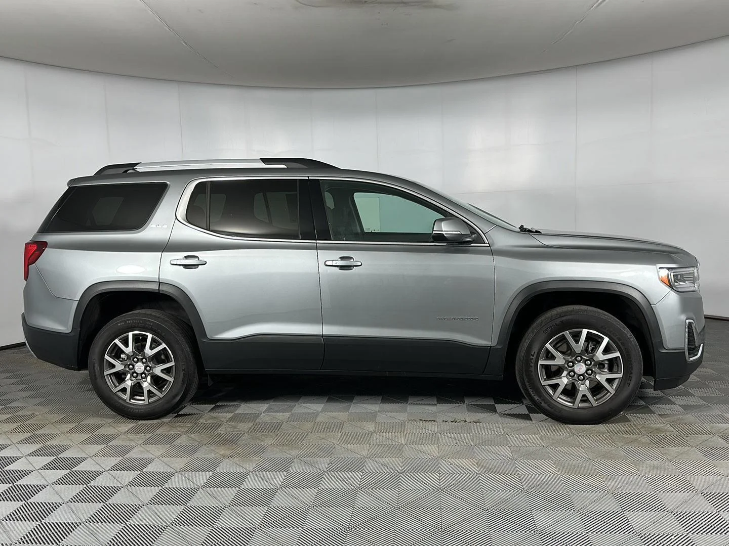 Used 2023 Sterling Metallic GMC SLE image 23