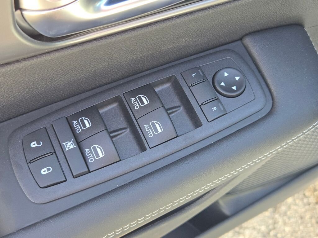 2026 Chrysler Pacifica Select - Photo 16