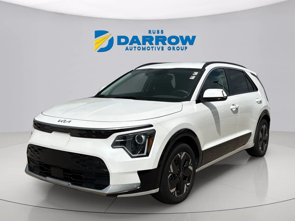 Used 2023 Snow White Pearl Kia Wind image 1