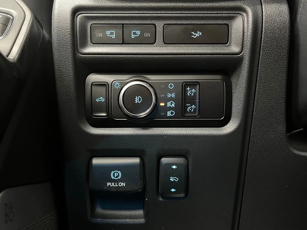 Used 2023 White Ford Lariat image 33