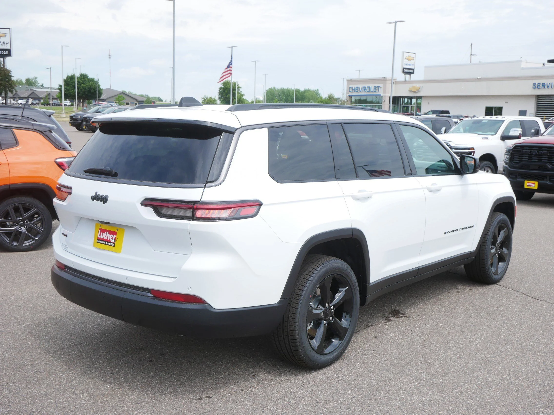 New 2026 Bright White Clear-Coat Exterior Paint Jeep Limited image 3