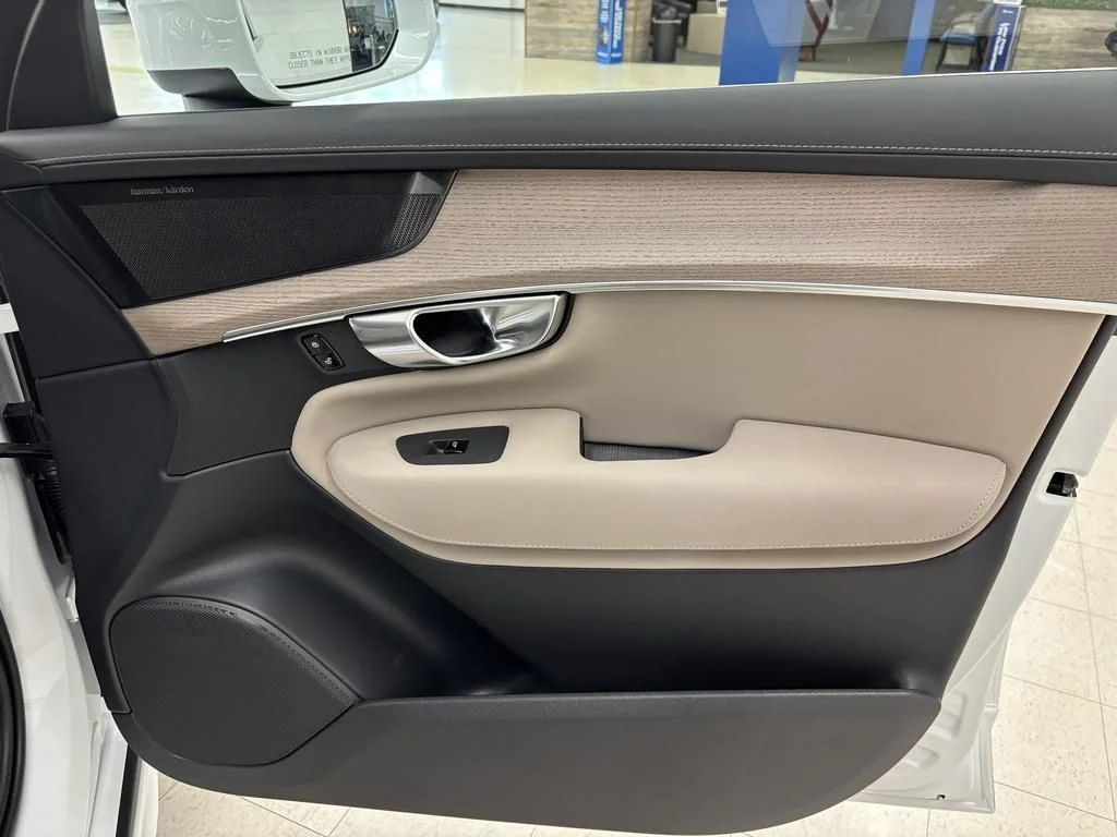 2026 Volvo XC90 Plus - Photo 17