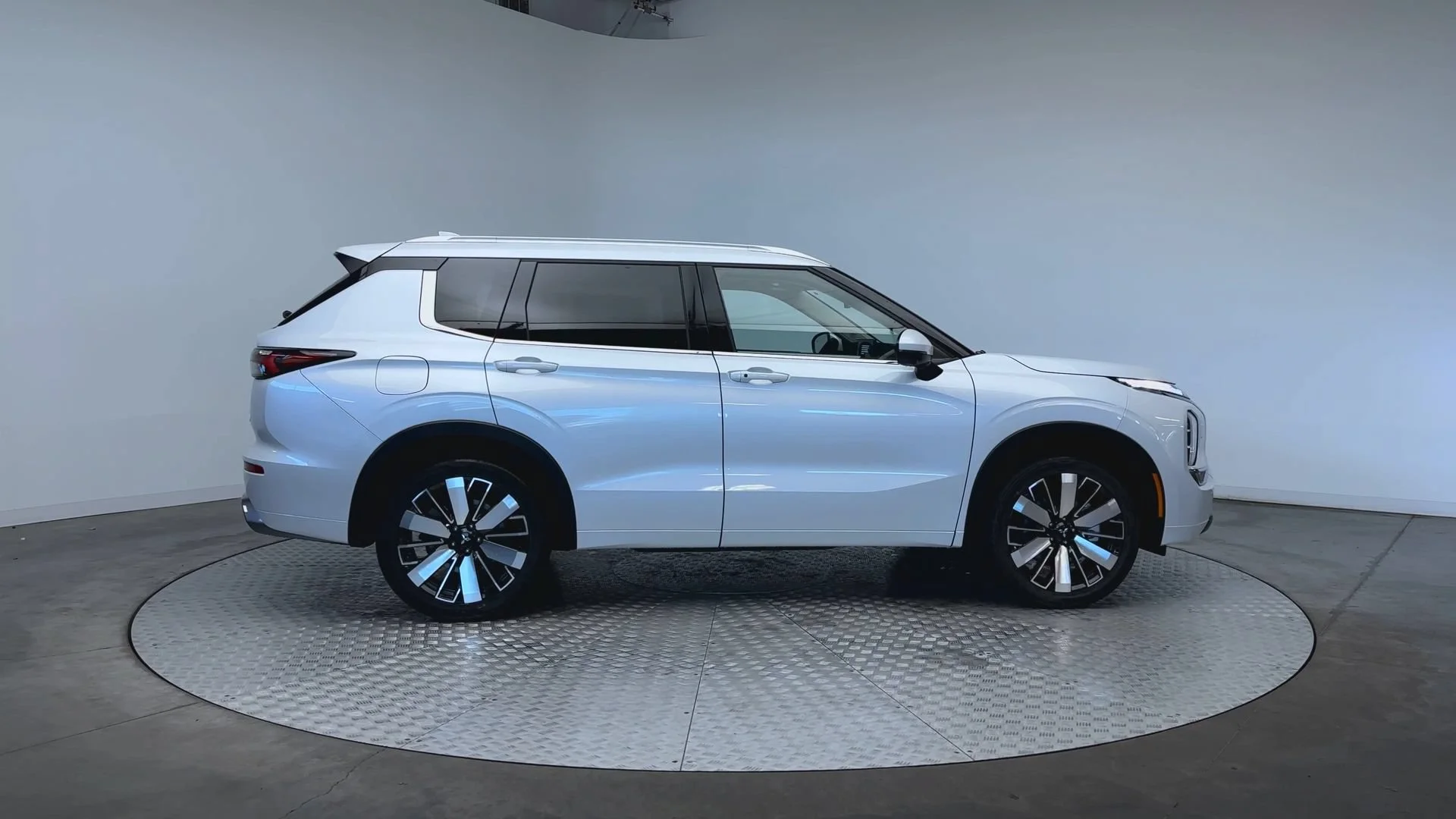 New 2026 White Diamond Mitsubishi SEL image 9