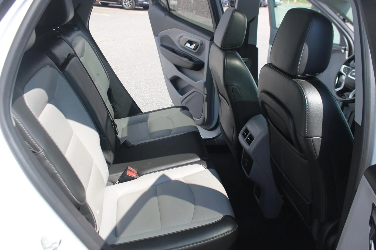 Used 2022 White Frost Tricoat GMC SLT image 38
