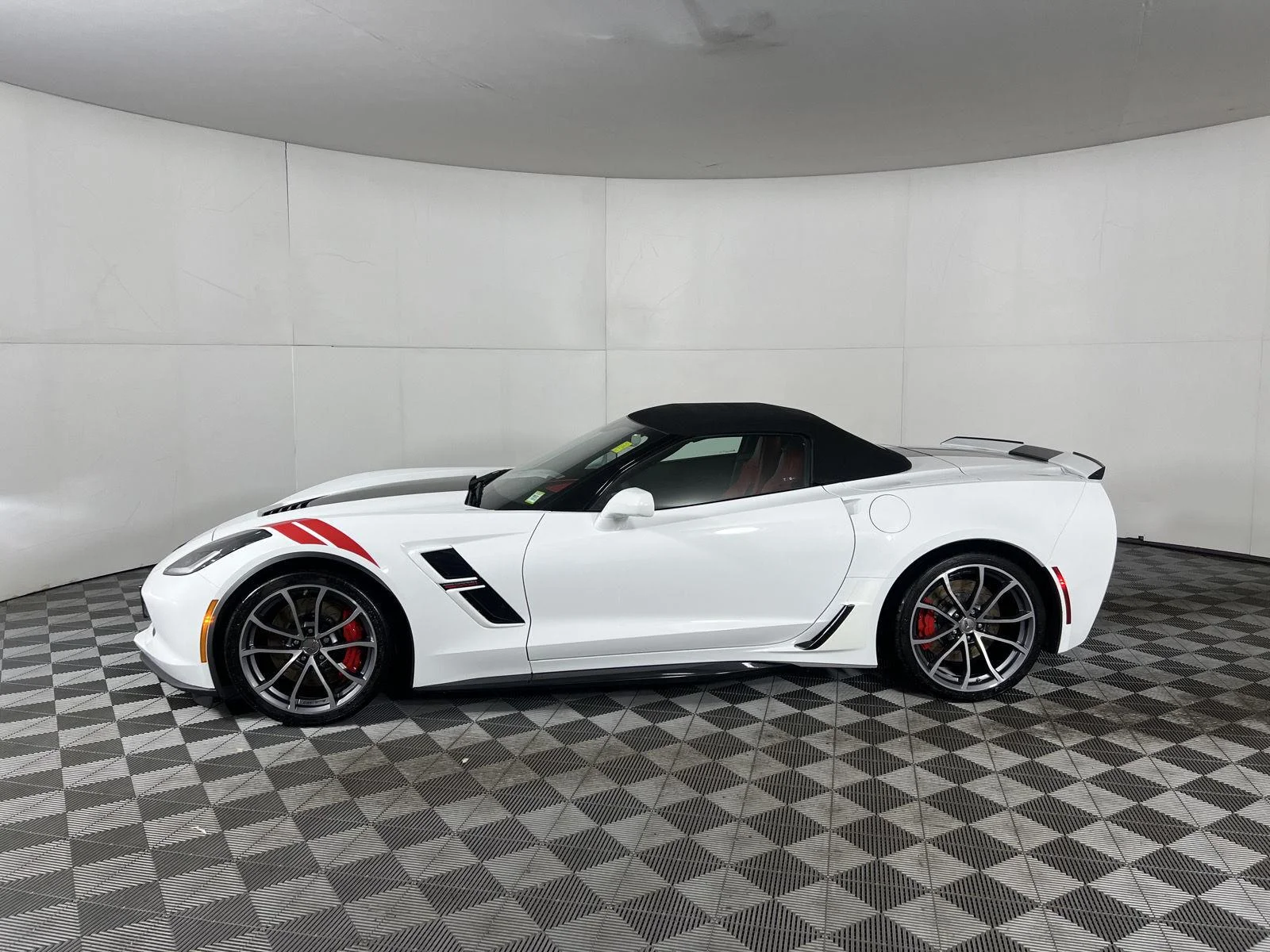 Used 2019 ARCTIC WHITE Chevrolet Grand Sport 2LT image 21