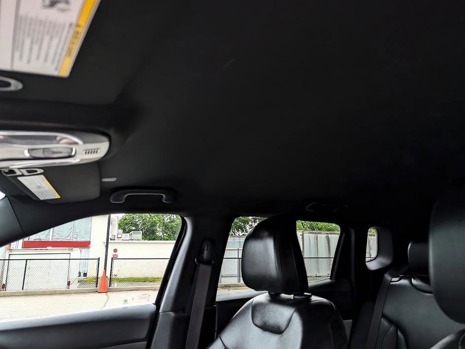 Used 2025 Diamond Black Crystal Pearlcoat Jeep Limited image 27